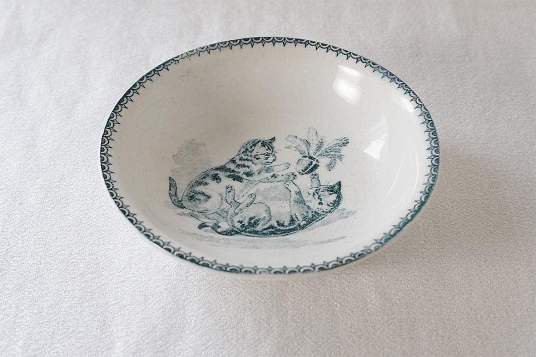 フランスアンティーク　クレイユモントロー　深さあるの小皿　猫　 Φ11.5cm