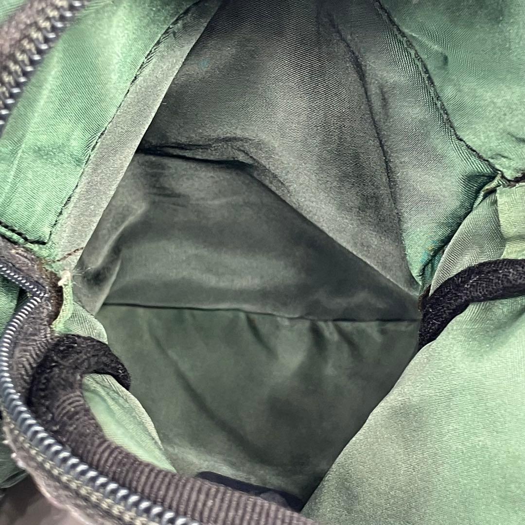 プラダ　ナイロン　メッセンジャーバッグ　三角プレート