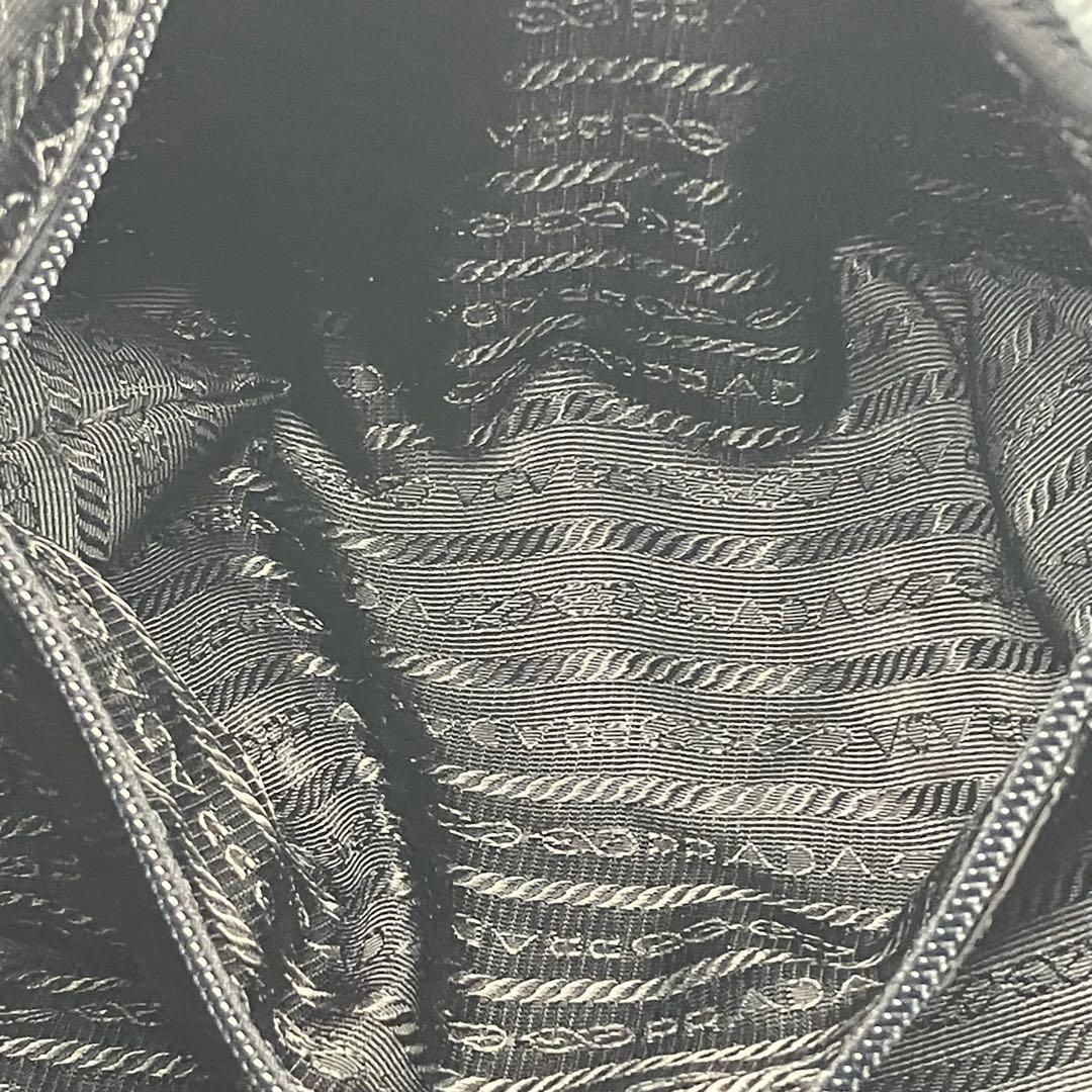 プラダ　ナイロン　メッセンジャーバッグ　三角プレート