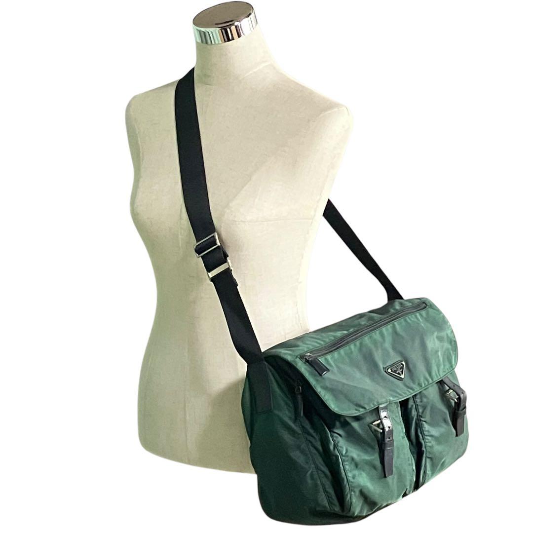 プラダ　ナイロン　メッセンジャーバッグ　三角プレート