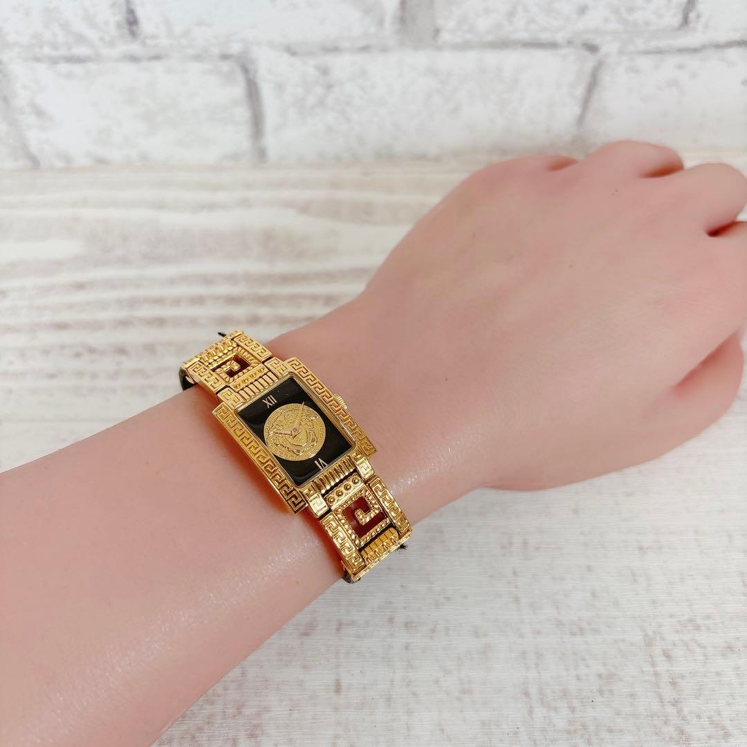 【希少】 ヴェルサーチ レディース 腕時計 メデューサ スクエア ゴールド 四角