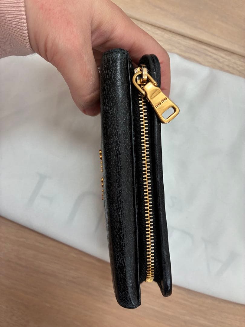 MIU MIU 財布　ブラック　マテラッセ　折り財布　ミュウミュウ　黒