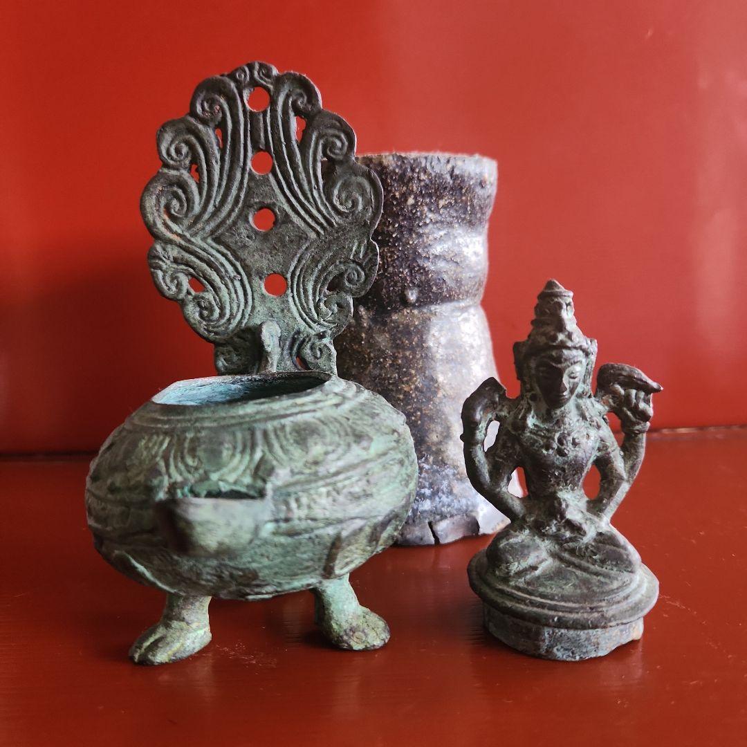 古銅ヴィシュヌ像寺院の石油ランプ土台付き