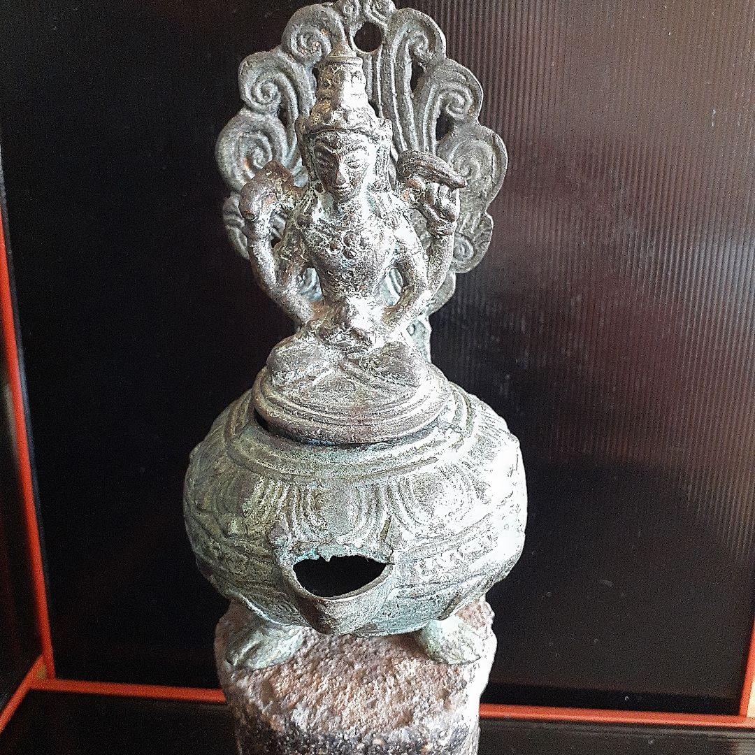 古銅ヴィシュヌ像寺院の石油ランプ土台付き