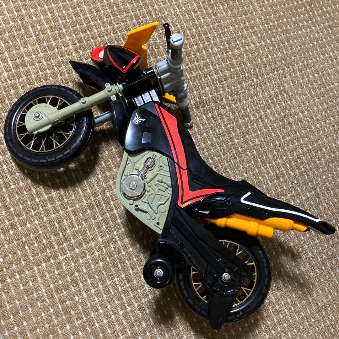 バンダイ 仮面ライダークウガ 乗用バイク ビートチェイサー2000 三輪車