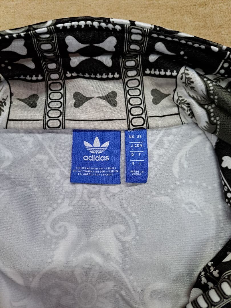 アディダスオリジナルス×ザ・ファーム・カンパニー トラックジャケット 孔雀柄