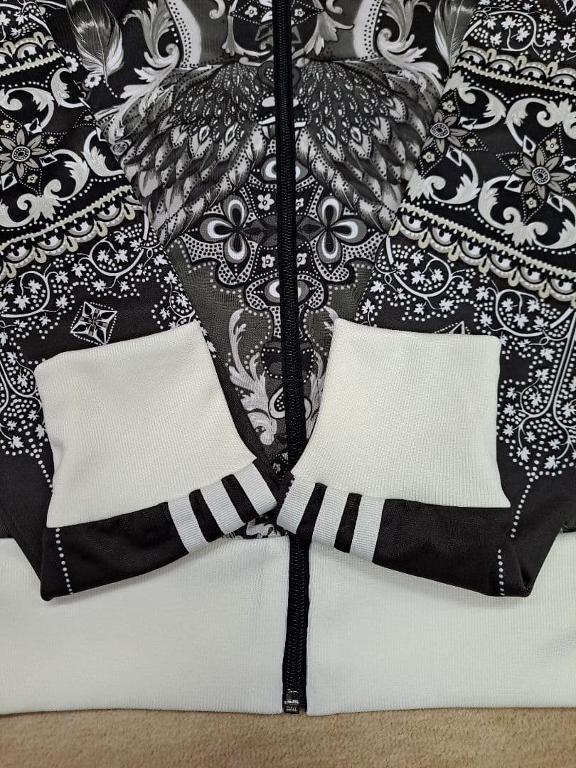 アディダスオリジナルス×ザ・ファーム・カンパニー トラックジャケット 孔雀柄