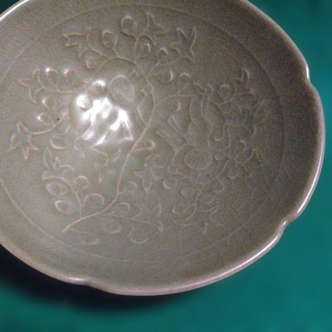 花と鳥の彫刻 グレーの陶器皿　青磁　中国　陽刻