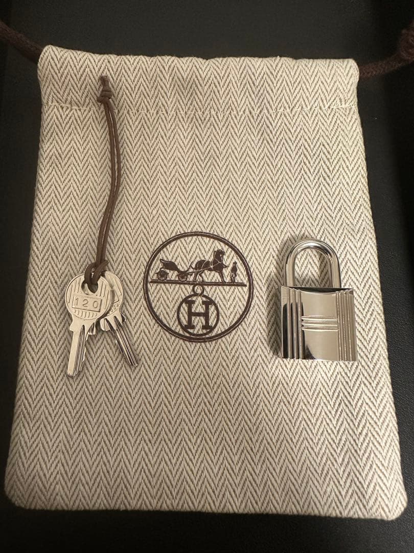 極美品 HERMÈS カデナ鍵2本 内袋付き モデル番号記載