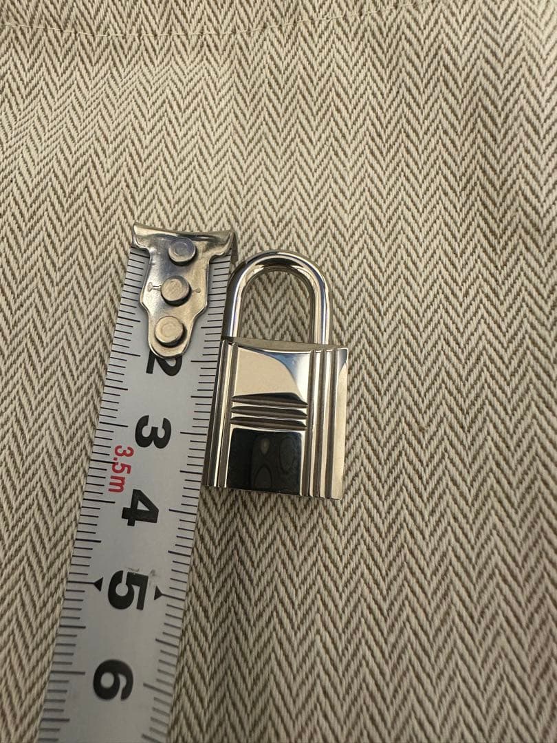 極美品 HERMÈS カデナ鍵2本 内袋付き モデル番号記載