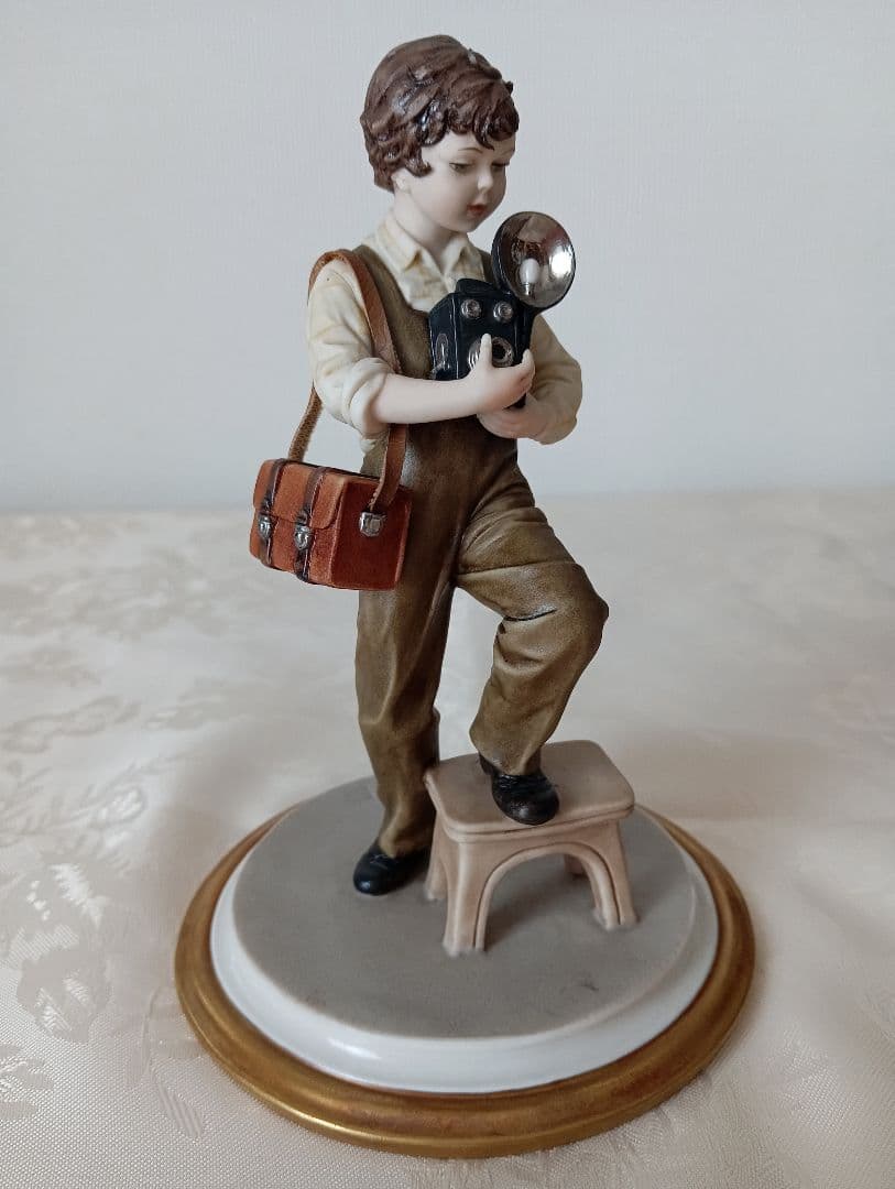イタリア製カポディモンテ　陶人形 カメラを持った少年