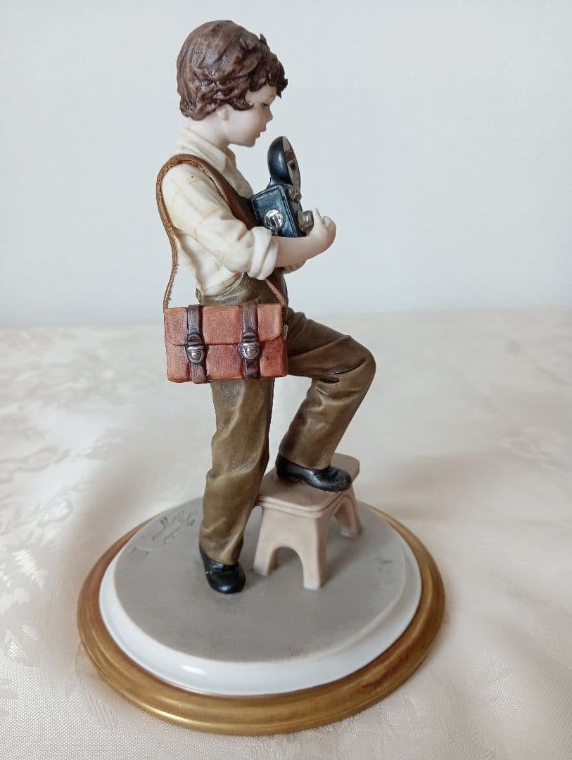 イタリア製カポディモンテ　陶人形 カメラを持った少年