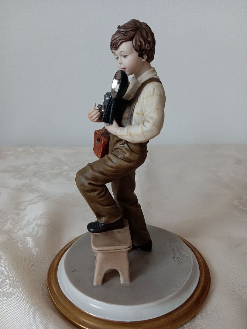 イタリア製カポディモンテ　陶人形 カメラを持った少年