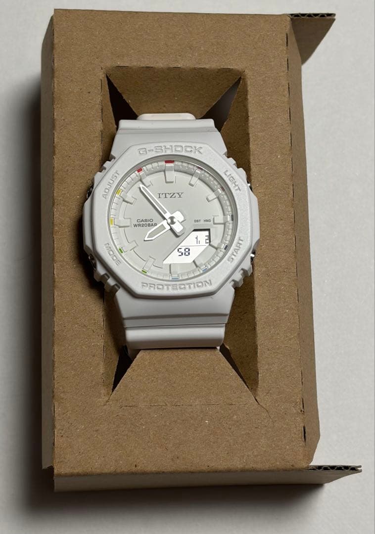 未使用 ITZY G-SHOCK GMA-P2100IT-7AJR ホワイト