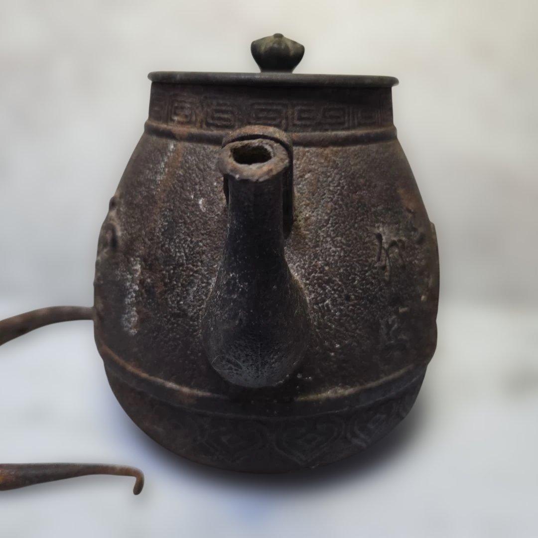 伝統的な鉄製茶釜 漢字彫刻