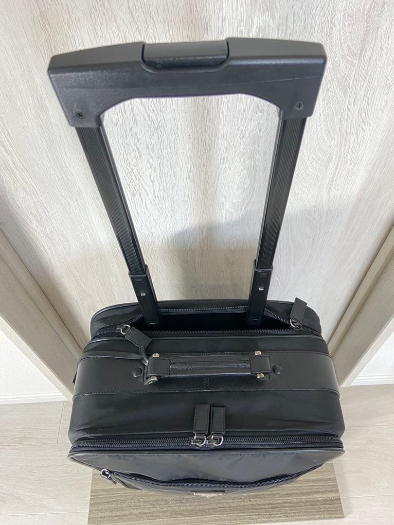 PRADA スーツケース　ナイロン　三角ロゴプレート　キャリーケース　黒　レザー