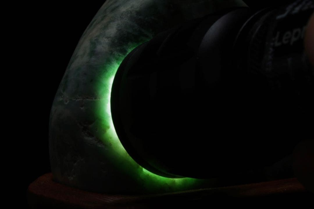 糸魚川産 天然翡翠石 共箱・台座付 美麗濃緑色 鑑賞石 原石 水石 飾石 逸品