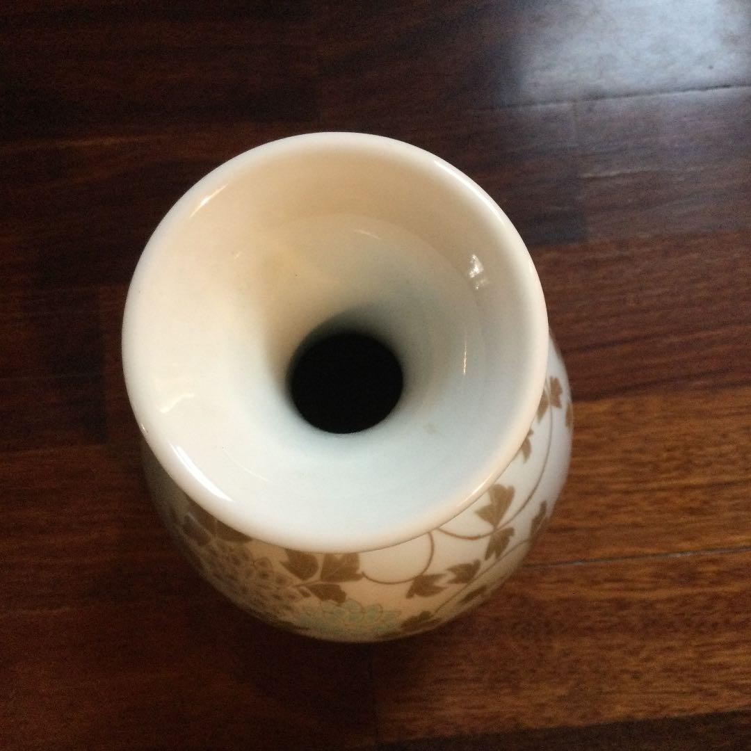 九谷錦山、 金彩色絵 蝶花唐草文 花瓶