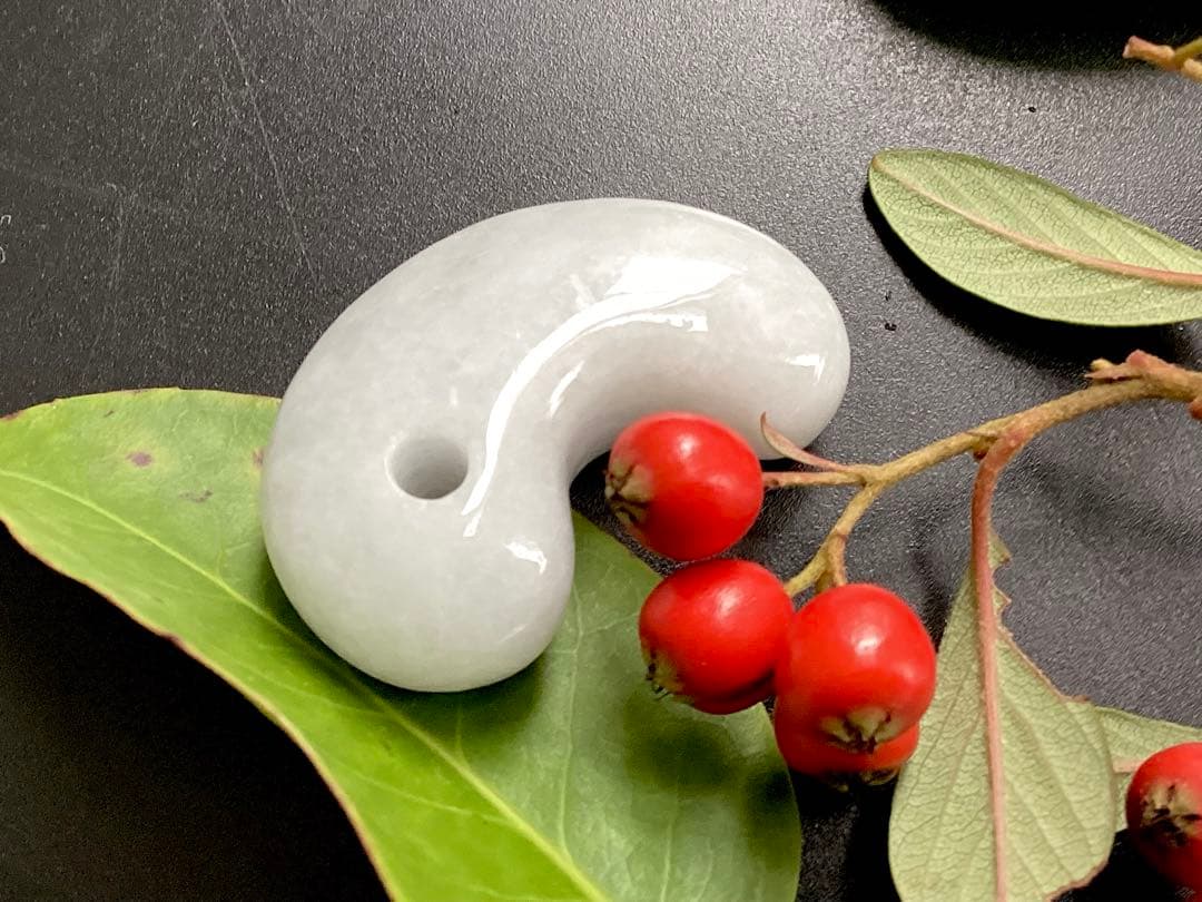 ✳白色糸魚川翡翠勾玉　本物保証品ジェダイト　即ご決断購入を　御守りをお身近に‼️