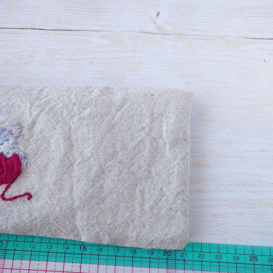 手刺繍入あずき/小豆のアイピロー【あくび猫と赤い毛糸玉】