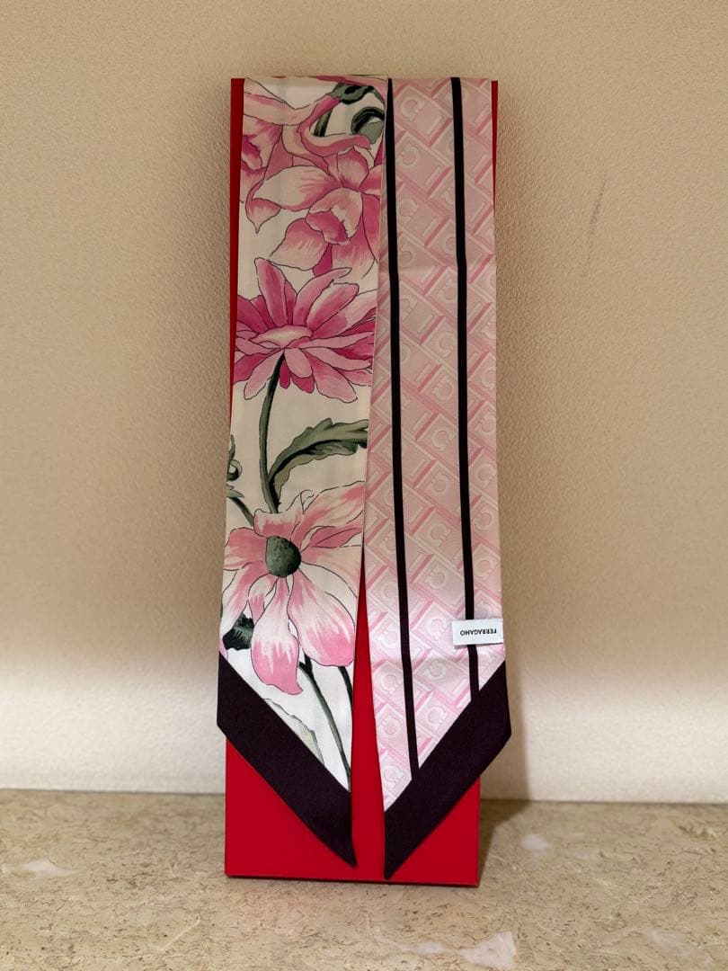 rikam✴︎新品　フェラガモ スカーフ　箱付