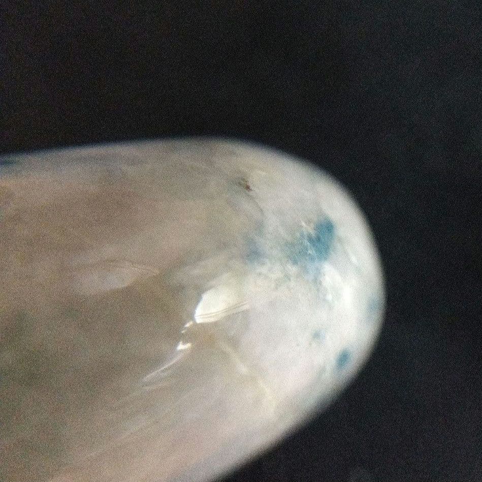 天然石 勾玉　淡い緑色と白色の混合　約18g