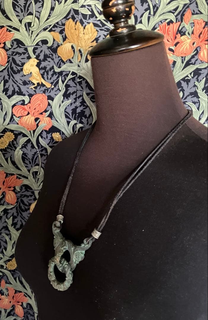 装飾的な緑色木彫ペンダント　貴重な手彫り　世界に一つだけの逸品です！