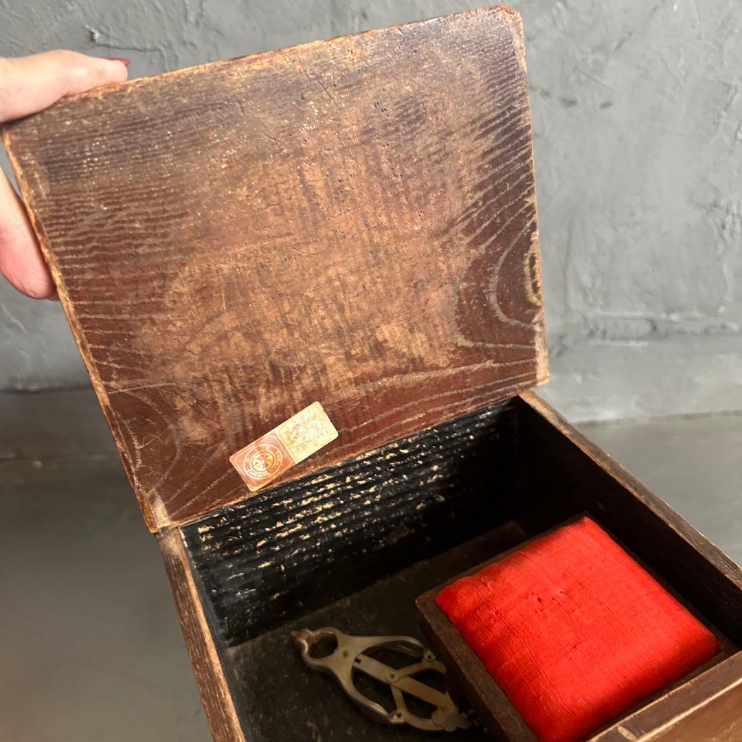 とても味のある裁縫箱ヴィンテージ　木製箪笥 収納に！