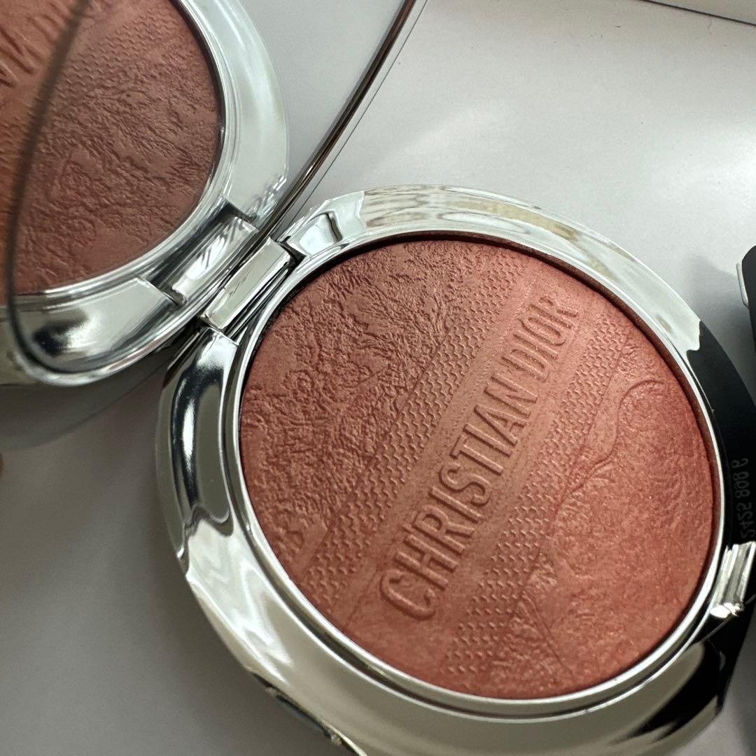 ディオールスキンフォーエバーグロウ　ルミナイザー004コーラルグロウ