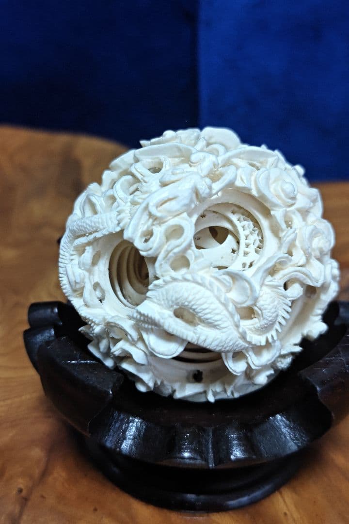 多層球　　象牙調オブジェ