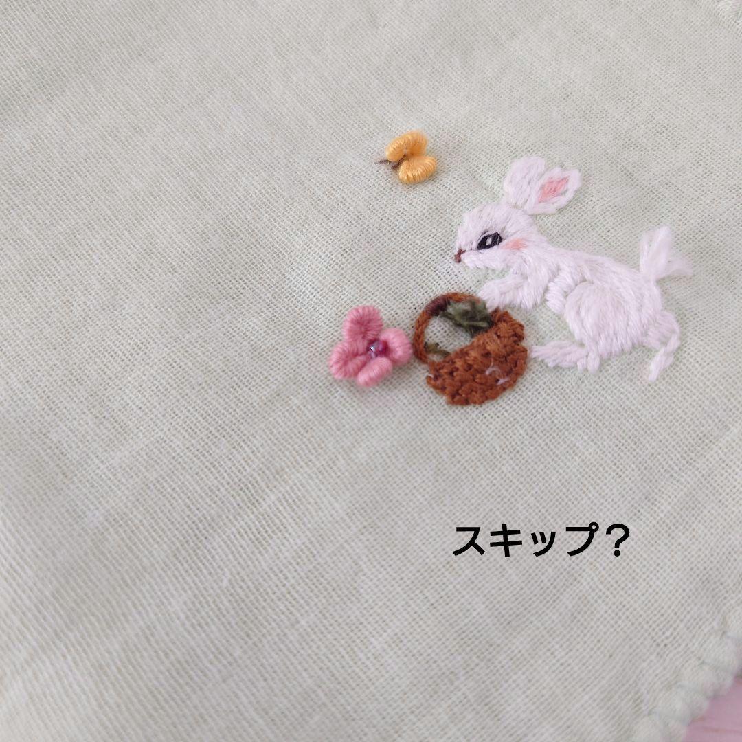 手刺繍入ちっちゃな ガーゼハンカチ【うさことバスケット】