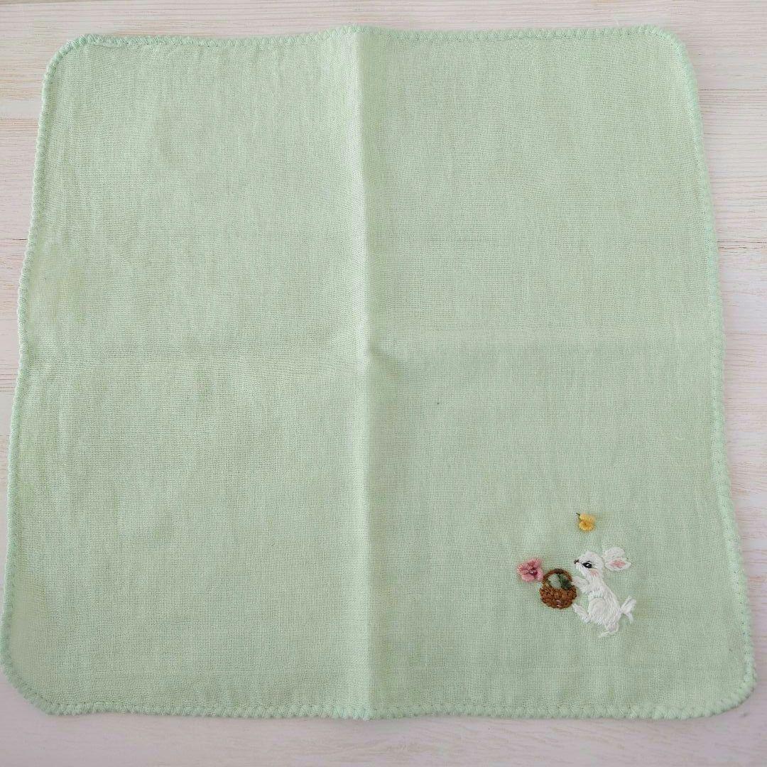 手刺繍入ちっちゃな ガーゼハンカチ【うさことバスケット】