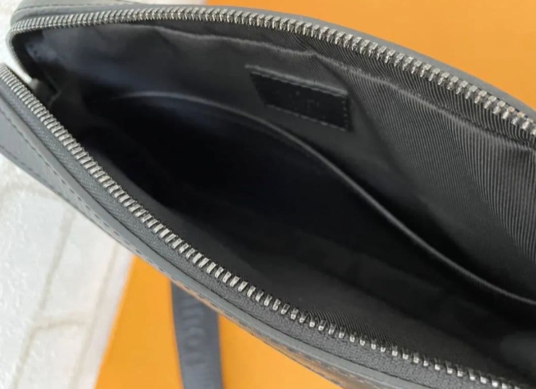 LOUISVUITTONディオメッセンジャーブラック M69827