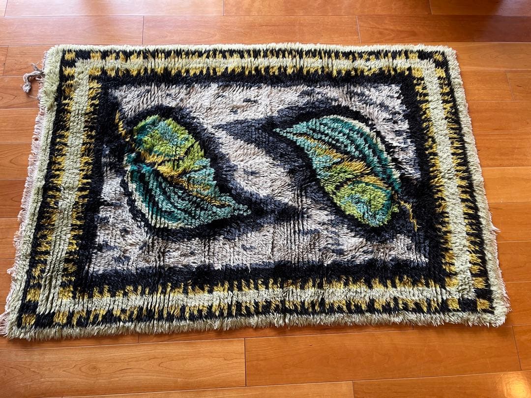 葉リーフモチーフのラグ・カーペット　北欧ビンテージ