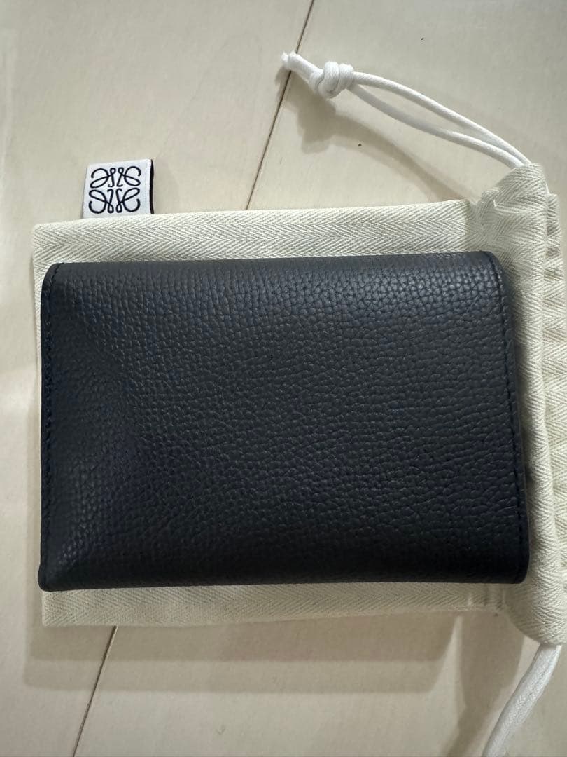 LOEWE アナグラム バーティカル ウォレット スモール ペブルグレインカーフ