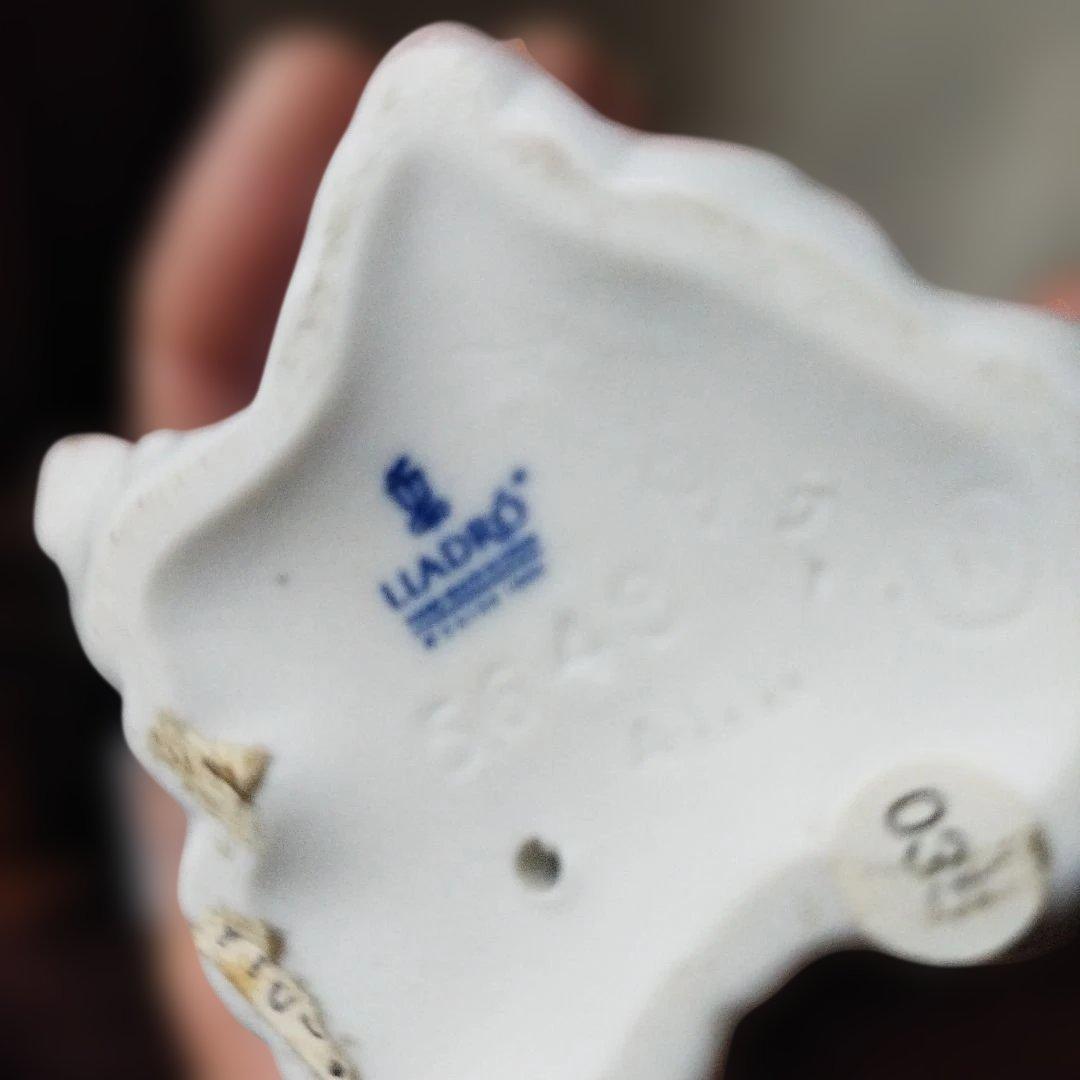 少女の陶器フィギュア 青いドレス