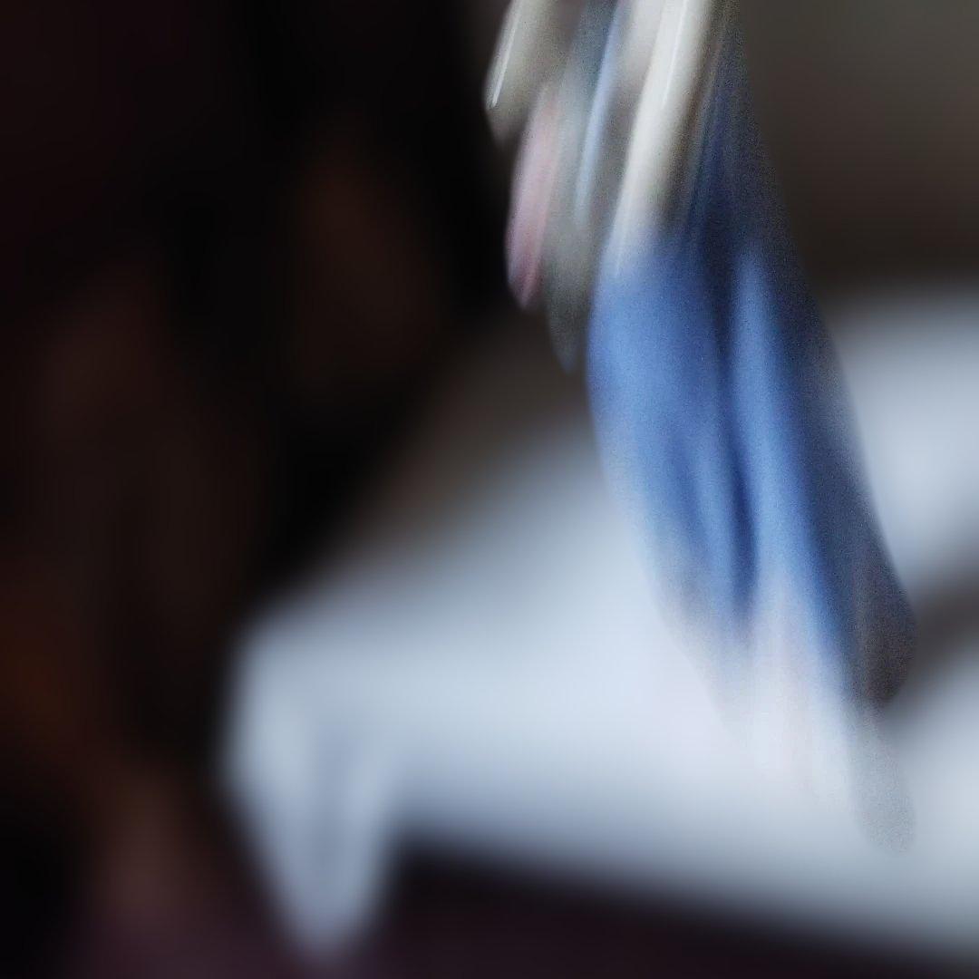 少女の陶器フィギュア 青いドレス