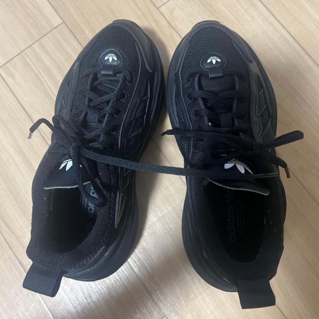 adidas ブラック スニーカー　オズガイア