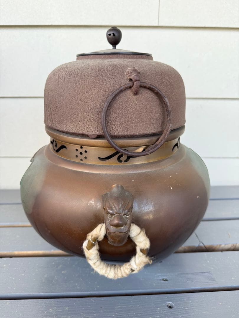 獅子の頭部装飾の金属製茶釜　唐銅製　鬼面風炉