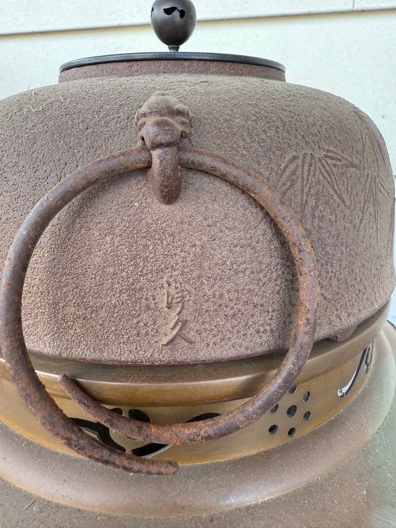 獅子の頭部装飾の金属製茶釜　唐銅製　鬼面風炉