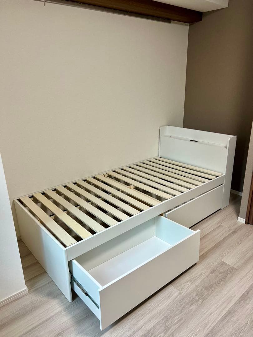 白い収納付きニトリのシングルベッド
