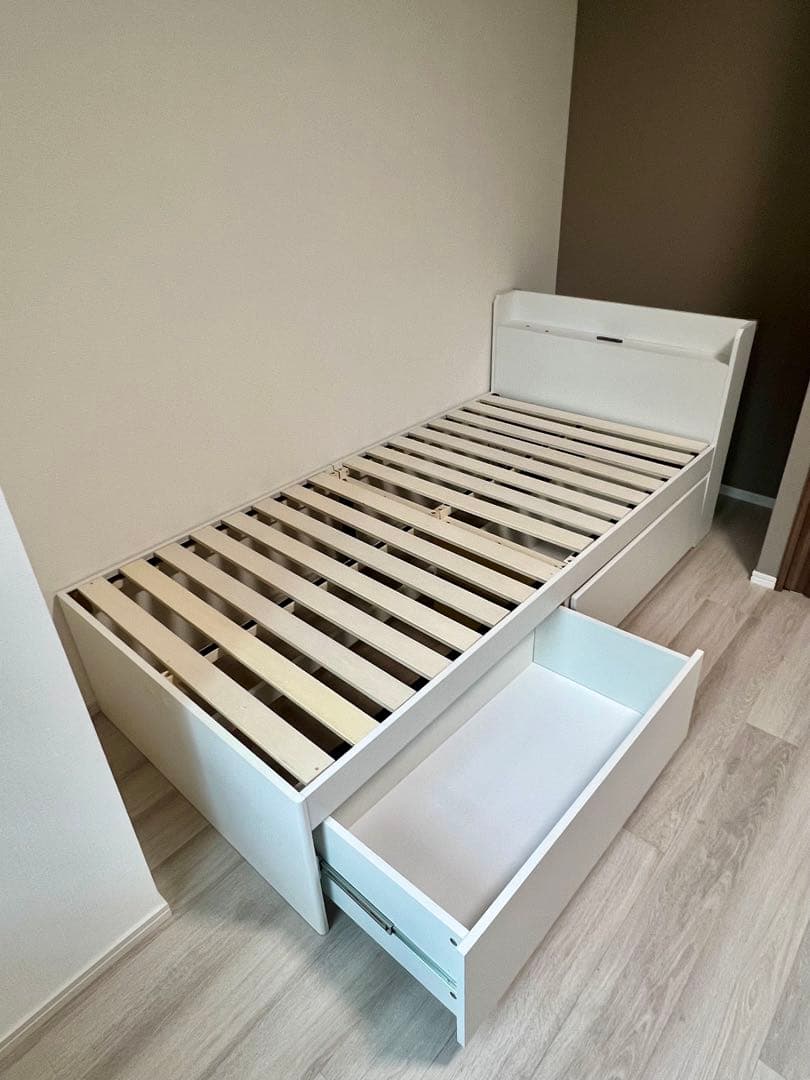 白い収納付きニトリのシングルベッド