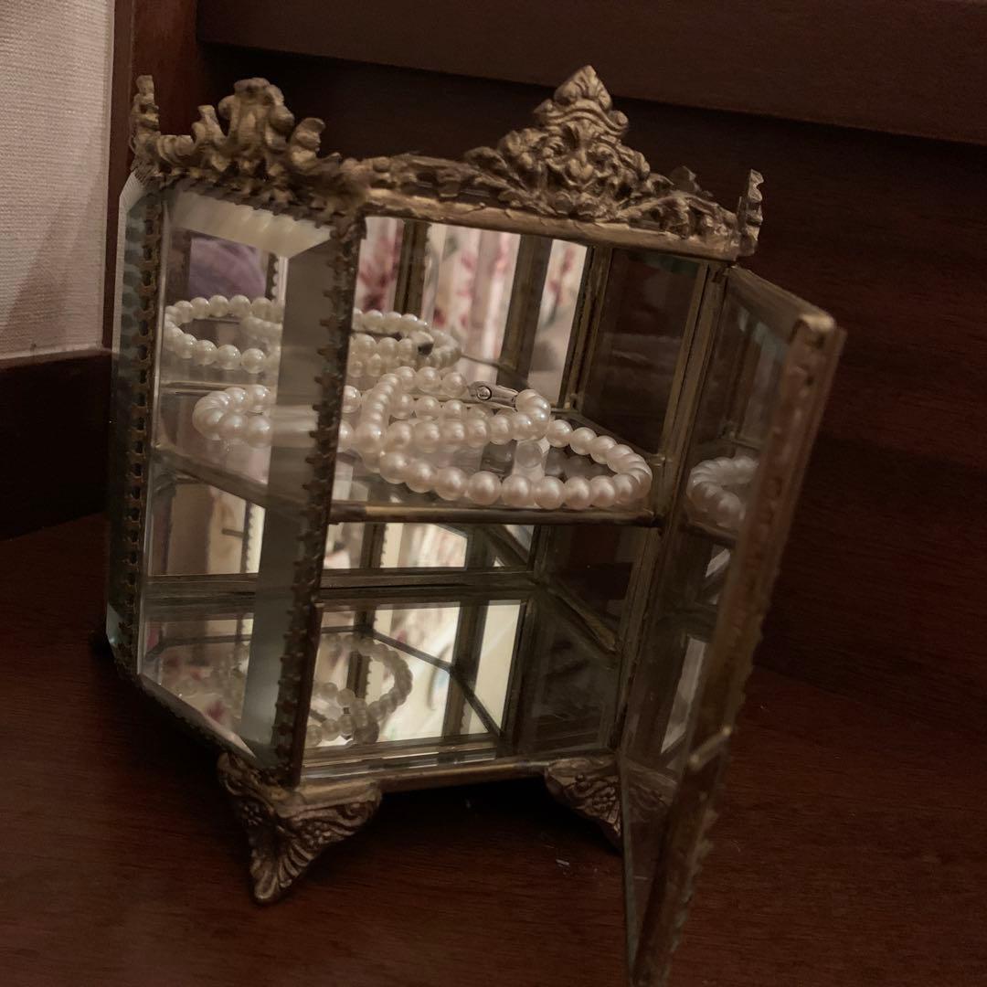 ガラスと真鍮の2段ロココジュエリーボックス