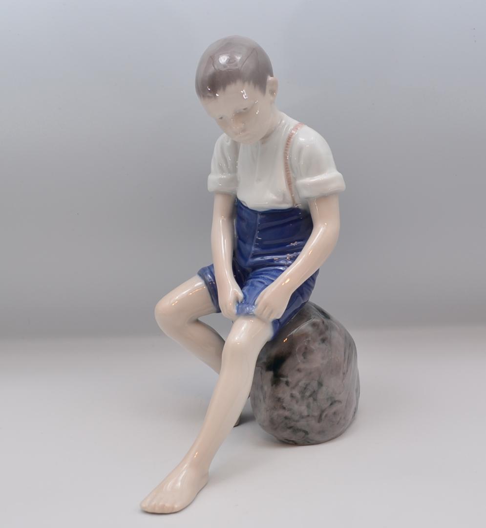 石に座る少年　#1757　★B＆G（ロイヤルコペンハーゲン）　デンマーク