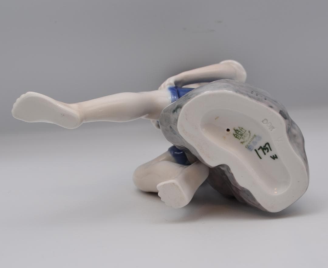 石に座る少年　#1757　★B＆G（ロイヤルコペンハーゲン）　デンマーク