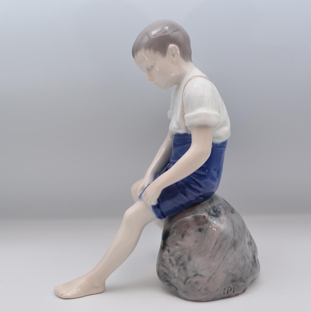 石に座る少年　#1757　★B＆G（ロイヤルコペンハーゲン）　デンマーク