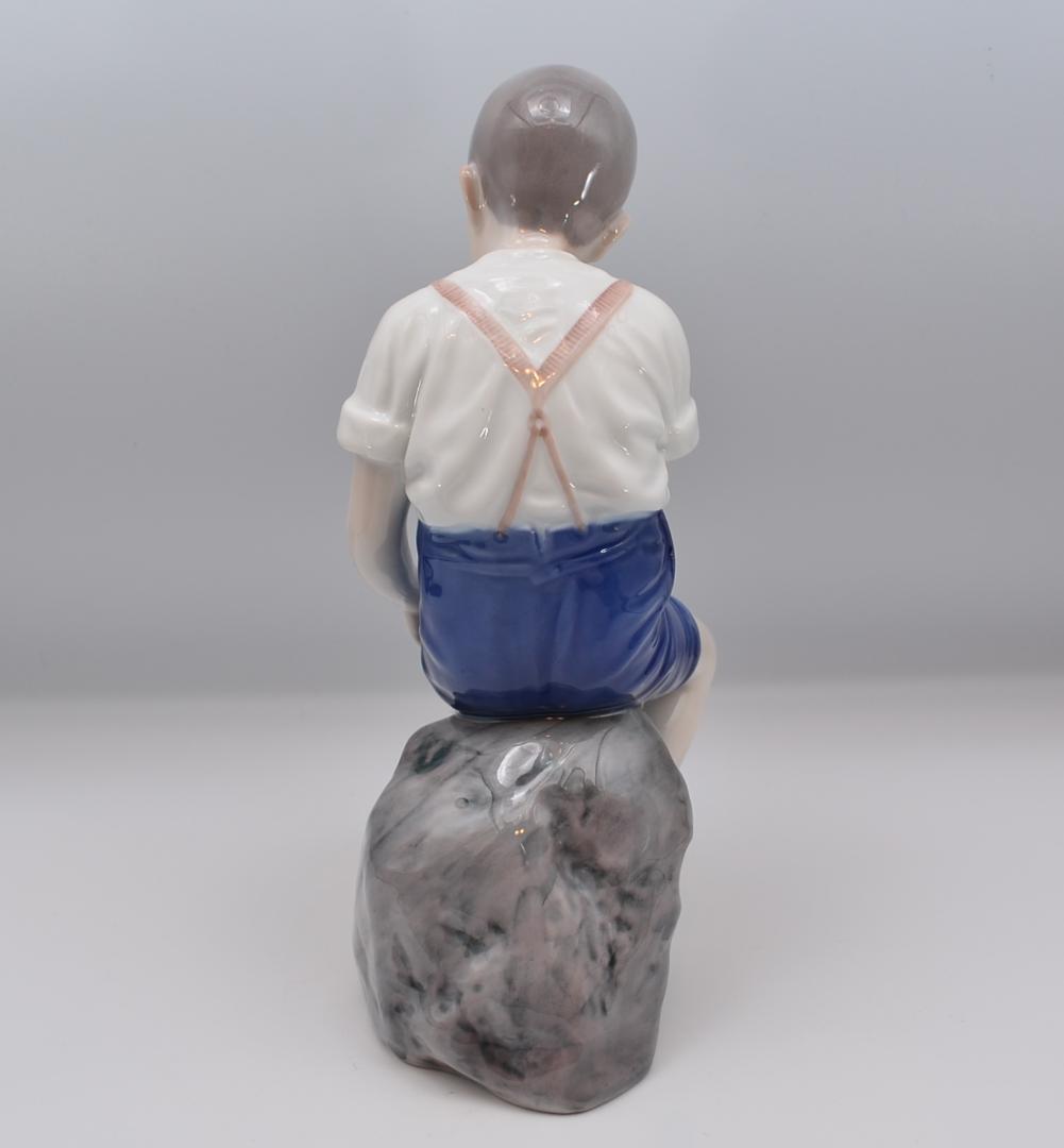 石に座る少年　#1757　★B＆G（ロイヤルコペンハーゲン）　デンマーク