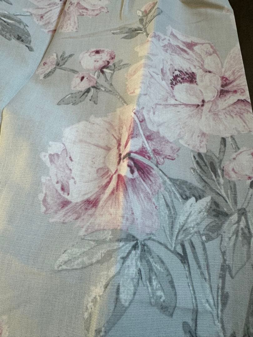 ローラアシュレイ　花柄ドレープカーテン 薄いグレー 約240cm