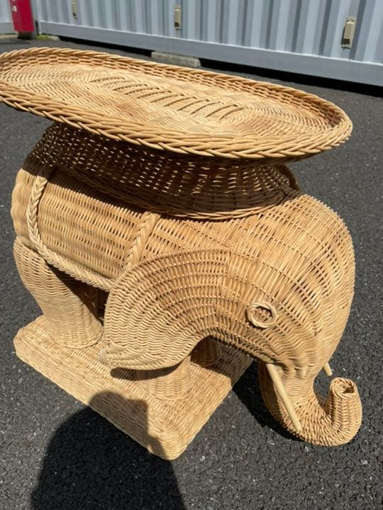 葦でできた象のテーブル