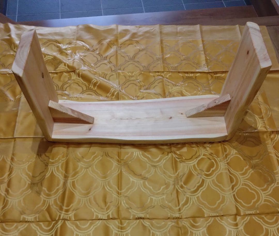 檜のベンチ（70）樹齢約70年、檜の原木の模様、年輪が綺麗ですよ❕脚も同じ檜❕